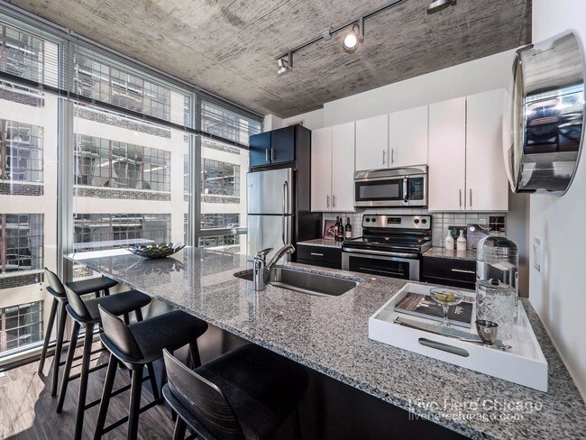 605 W Jackson Blvd  Chicago, IL  Apartment Finder