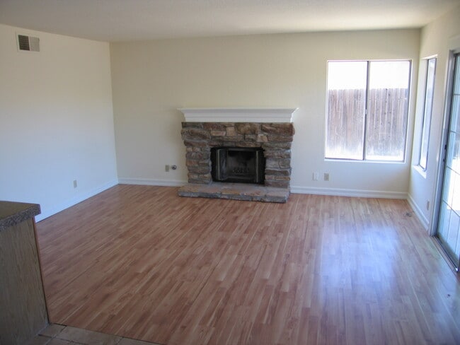 Building Photo - 4 BEDROOM IN THE RANCH