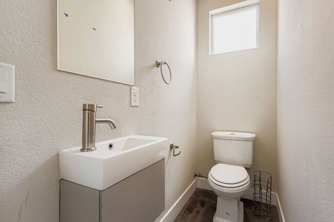 Building Photo - Luxury 3 bed, 3.5 bath Townhome Blocks fro...