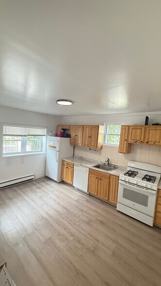 Building Photo - 9129 Newkirk Ave