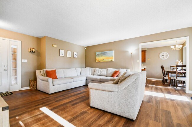 Building Photo - Conveniently Located Three Bedroom!