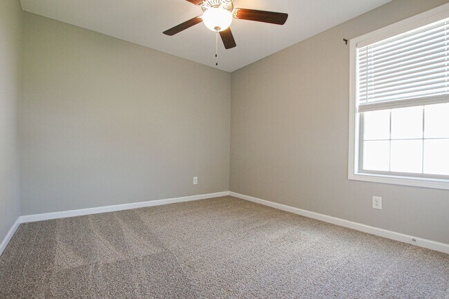 Building Photo - Pet Friendly Three Bedroom!