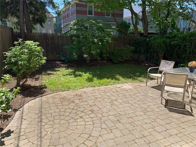 Building Photo - 27 Young St