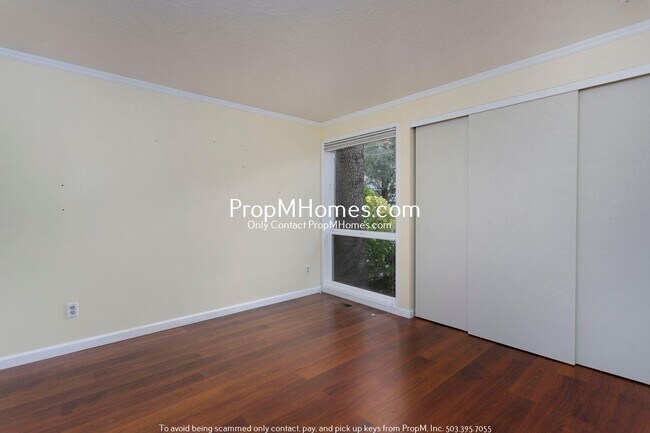 Building Photo - Updated Three Bedroom Gem in Lake Oswego!