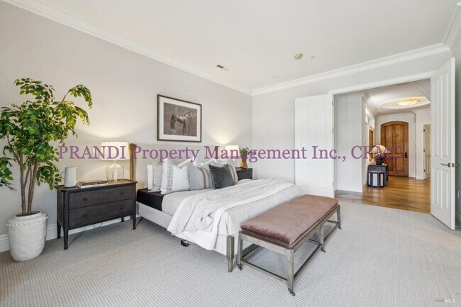 Building Photo - Luxury Townhome on Exclusive De Silva Island!