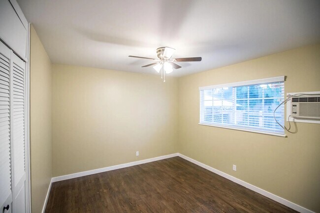 Building Photo - 2207 E Daily Dr
