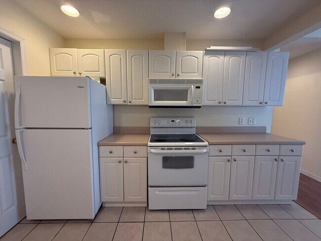 Building Photo - 221 Millcrest Dr