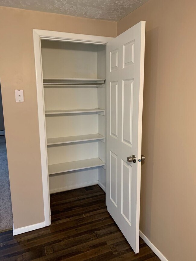 Building Photo - Large 2 Bedroom 1 Bath Apartment