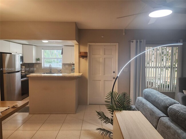 Building Photo - 100 SE 6th Ave