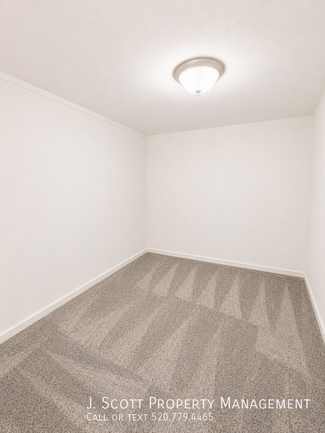 Building Photo - 2801 W Glenrosa Ave