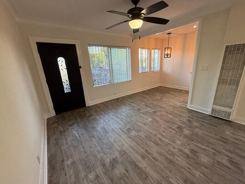 Building Photo - 5313 S Manhattan Pl
