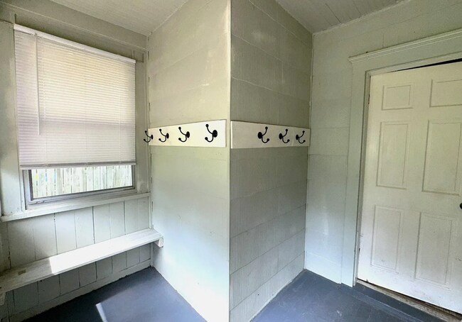 Building Photo - Don't Miss Out on this beautiful bungalow!