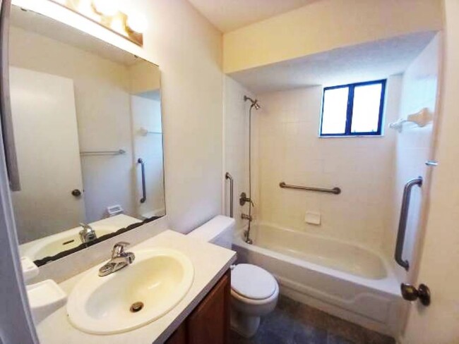 Building Photo - 6984 Huntington Woods Cir E