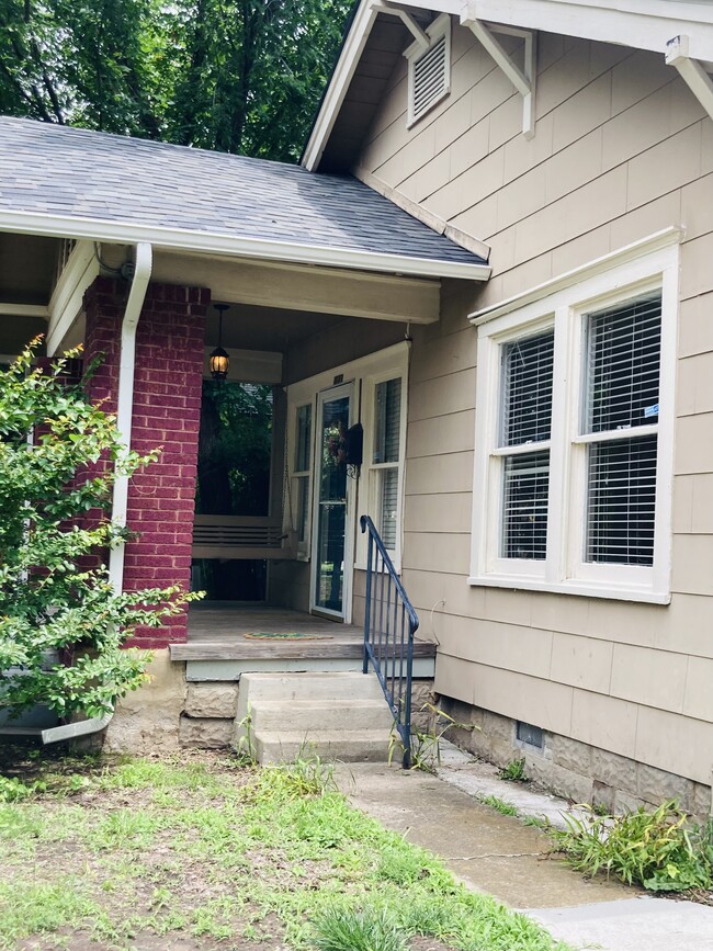 Building Photo - 1123 S Lewis Pl