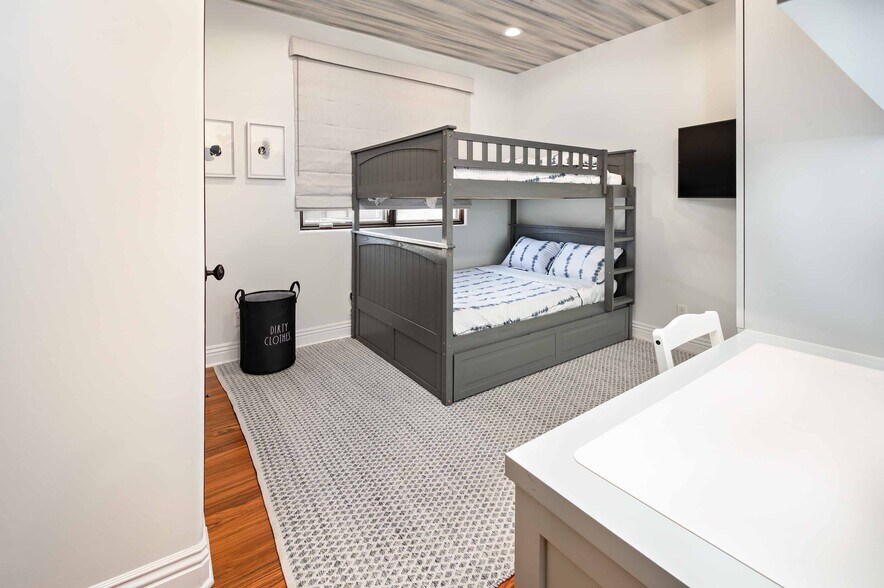 Building Photo - 319 33rd St