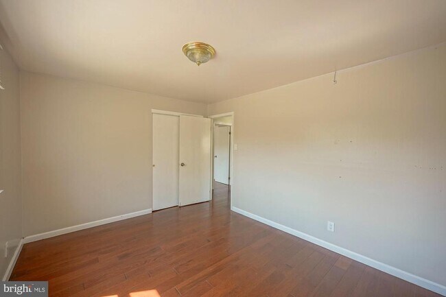 Building Photo - 701 Crestbrook Ave