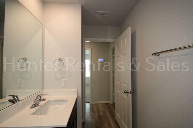 Building Photo - Spacious Open-Concept 3 Bedroom Home with Split Floor Plan