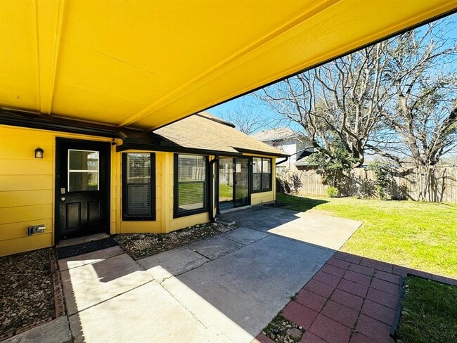 Building Photo - 306 Applewood Dr