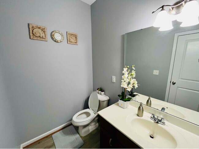 Building Photo - 876 Queen City Cres