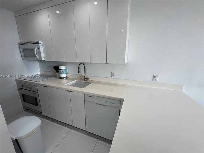 Building Photo - 100 Lincoln Rd