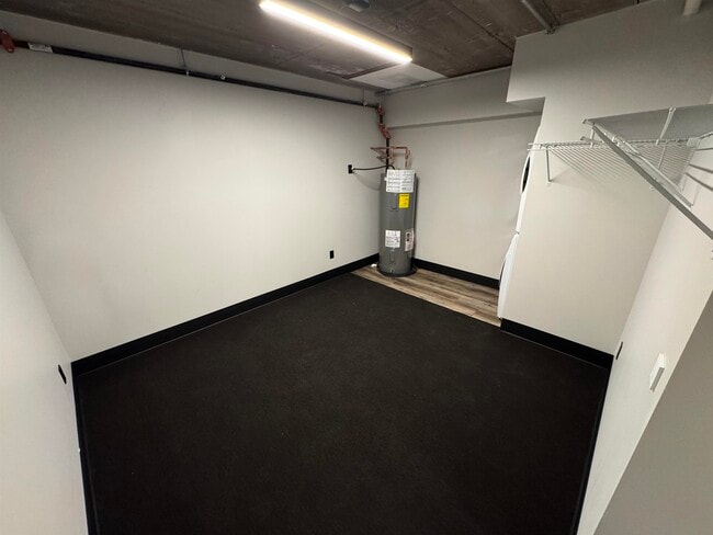 Building Photo - 826 W 8th St