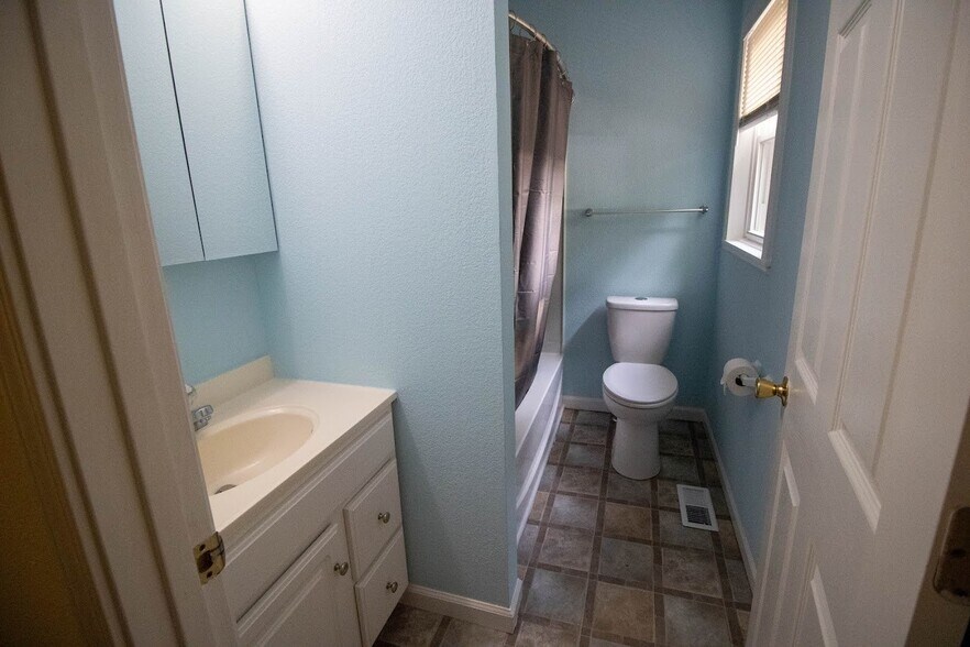 Building Photo - 4123 Lakeman St