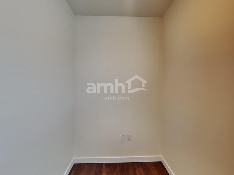 Building Photo - 1496 N Garnet Creek Ave