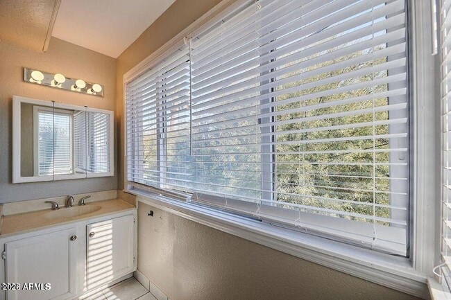 Building Photo - 1402 E Osborn Rd