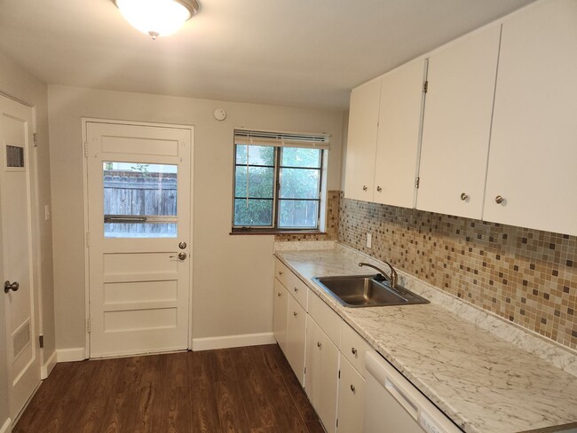Building Photo - Near Patty Jewett Golf Course!