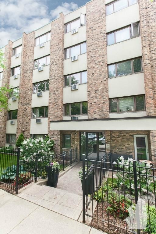 Building Photo - 1 bedroom in Chicago IL Chicago