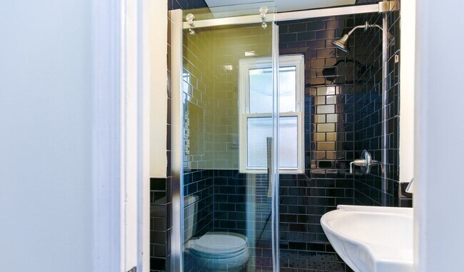 Building Photo - Classic Capitol End-Unit Hill Rowhome