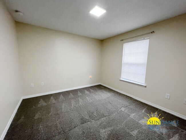 Building Photo - Custom upgrades in this beautiful Crestview home!