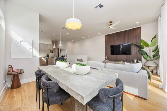 Building Photo - 5310 Suez St