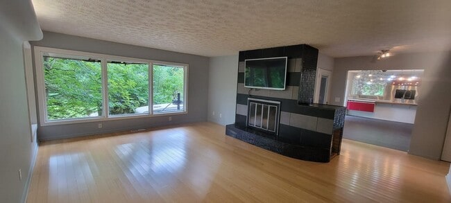 Building Photo - 4 bedrooms 3 baths beautiful house