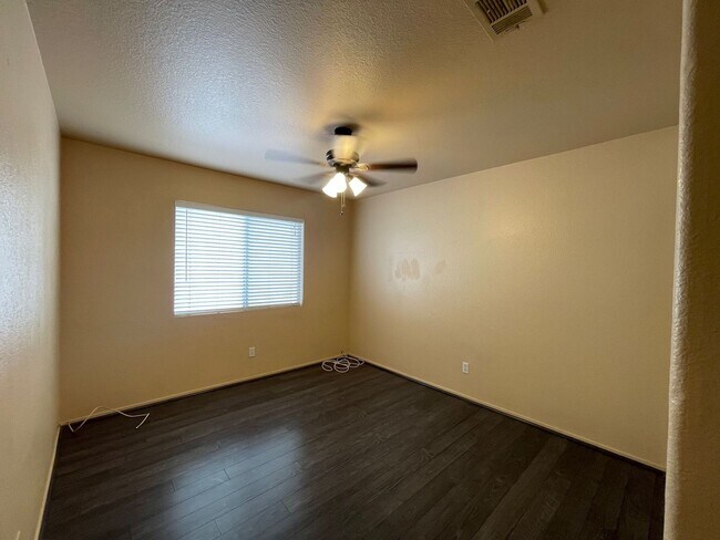 Building Photo - CHARMING 3BD/2BA HOME NEAR ELKHORN
