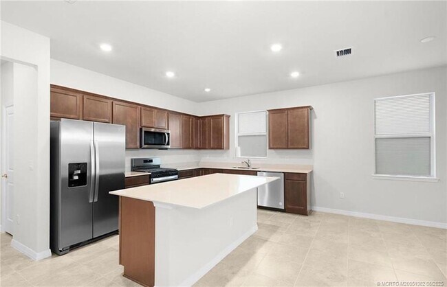Building Photo - 10596 SW Morning Glory Dr