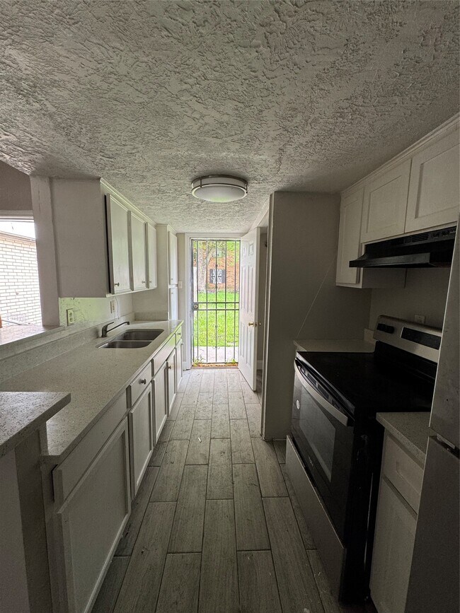 Building Photo - 8100 Leonora St