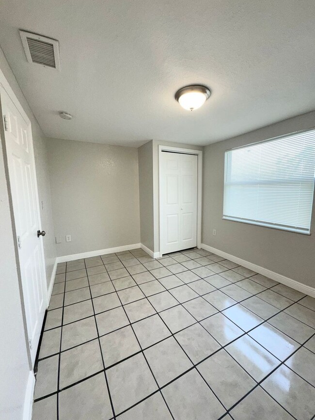 Building Photo - 4/2 Single-family home, AVAILABLE NOW!