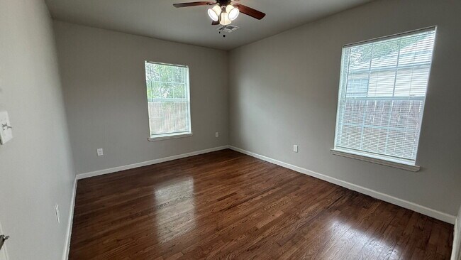 Building Photo - Newly renovated 3 bedroom 2 bath home centrally located!