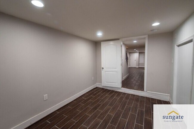 Building Photo - 442 N Linwood Ave