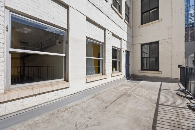 Building Photo - 705 Main St