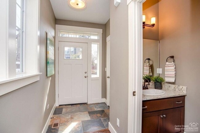 Building Photo - 3 Bedroom + Flex Space in Central Location - Close to Old Mill!