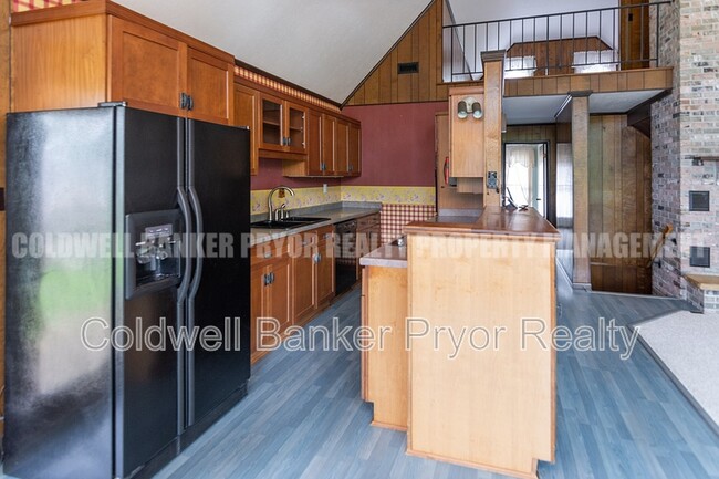 Building Photo - 165 Lakeshore Ct