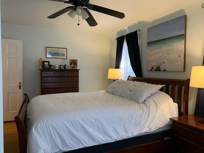 Building Photo - Beautiful 2 Bedroom 1 Bathroom End Unit, B...