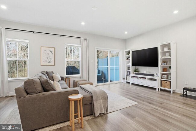 Building Photo - 60 Pratt Ln