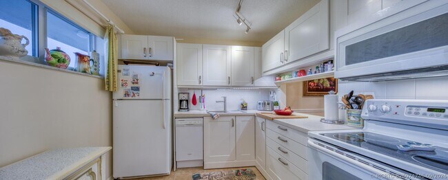 Building Photo - 2728 Garden Dr N