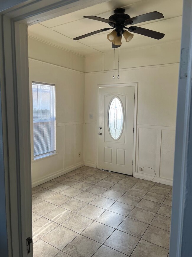 Building Photo - Cute house!