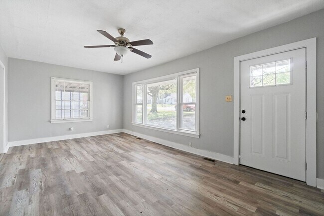 Building Photo - Move-In Special Available! Newly Renovated...