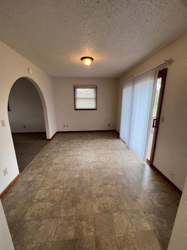 Building Photo - 3 Bedroom Duplex