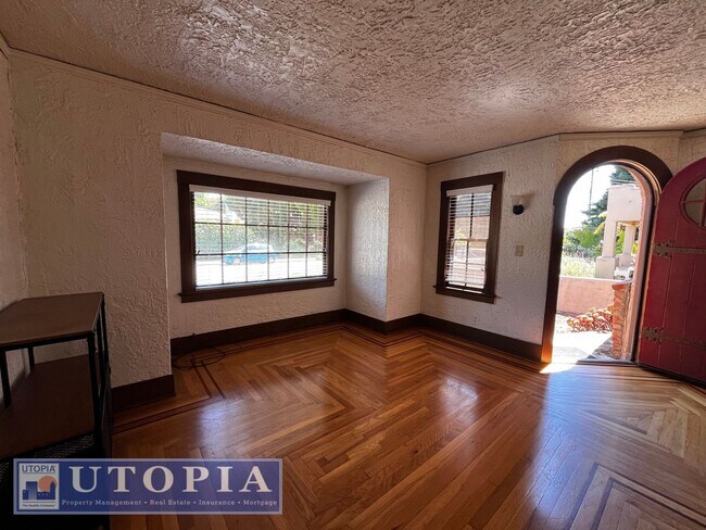 Building Photo - Charming 3 Bedroom, 1.5 Bathroom close to ...